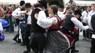 Folk_dancing,_Prague