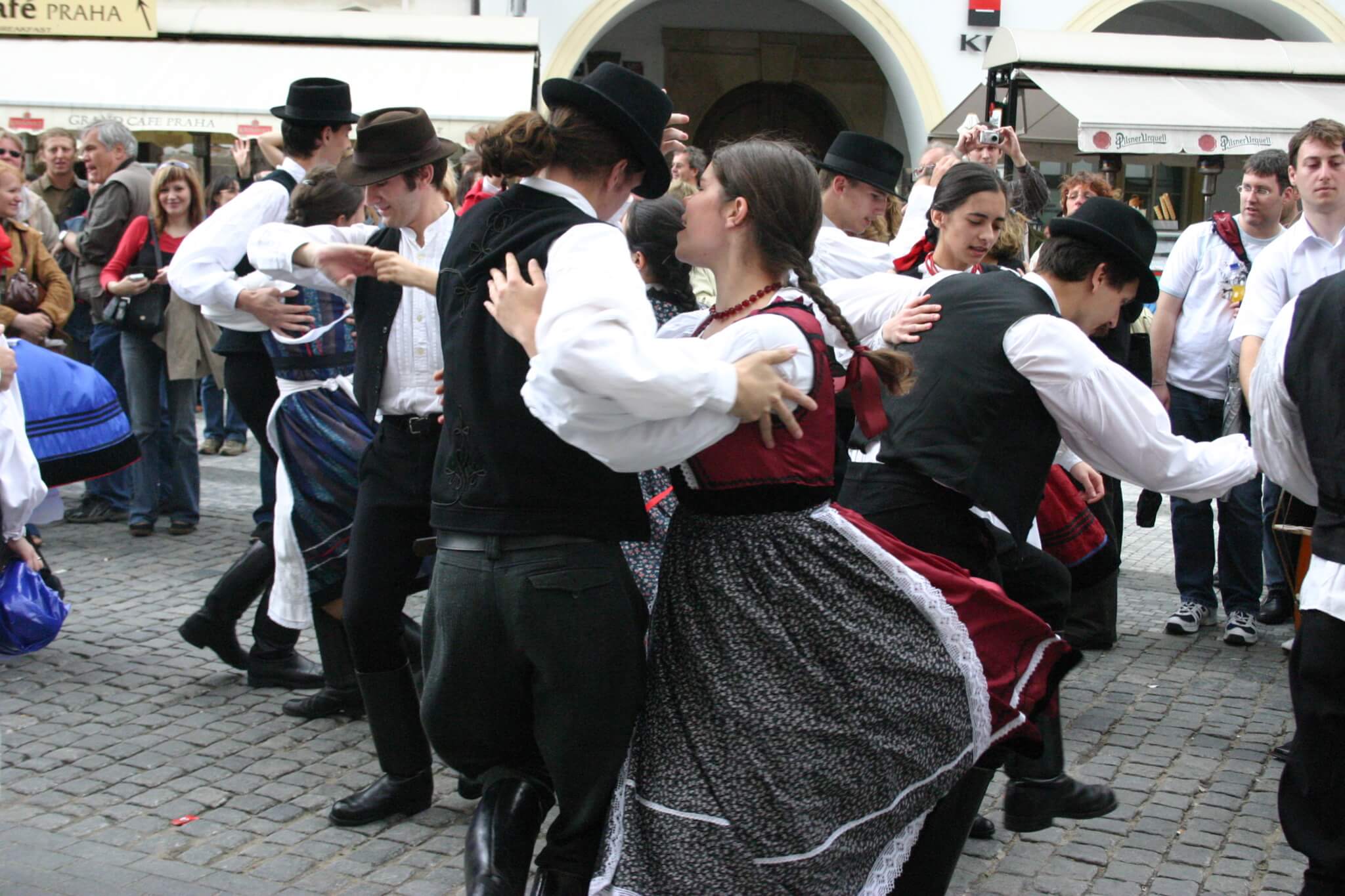 Folk_dancing,_Prague