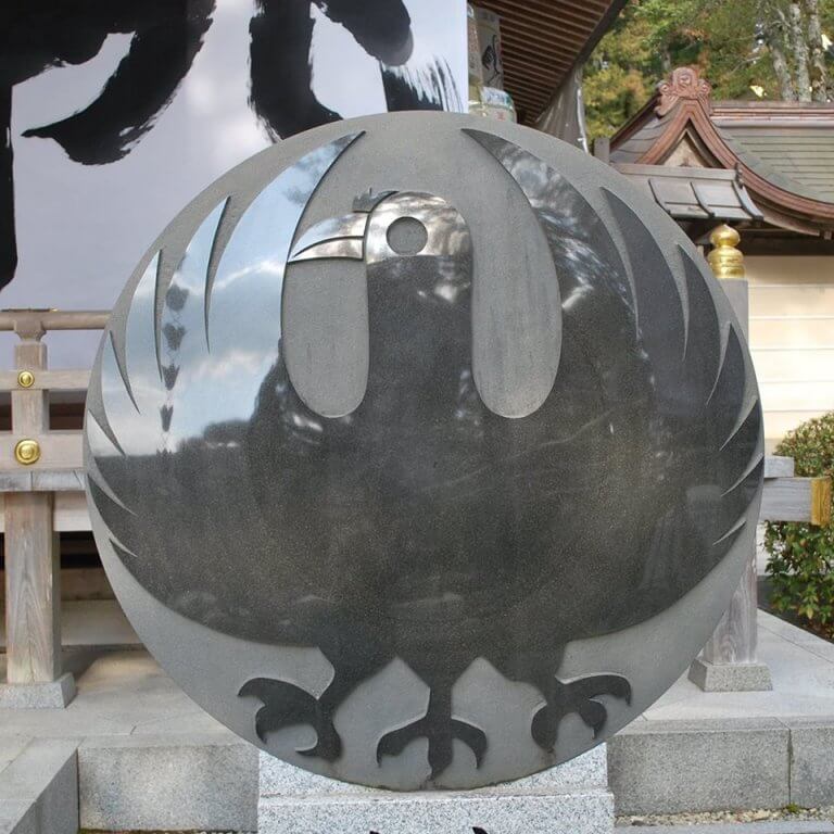 八咫烏(ヤタガラス)は実在するのか?意味と三本足の理由 | トリビアーノ