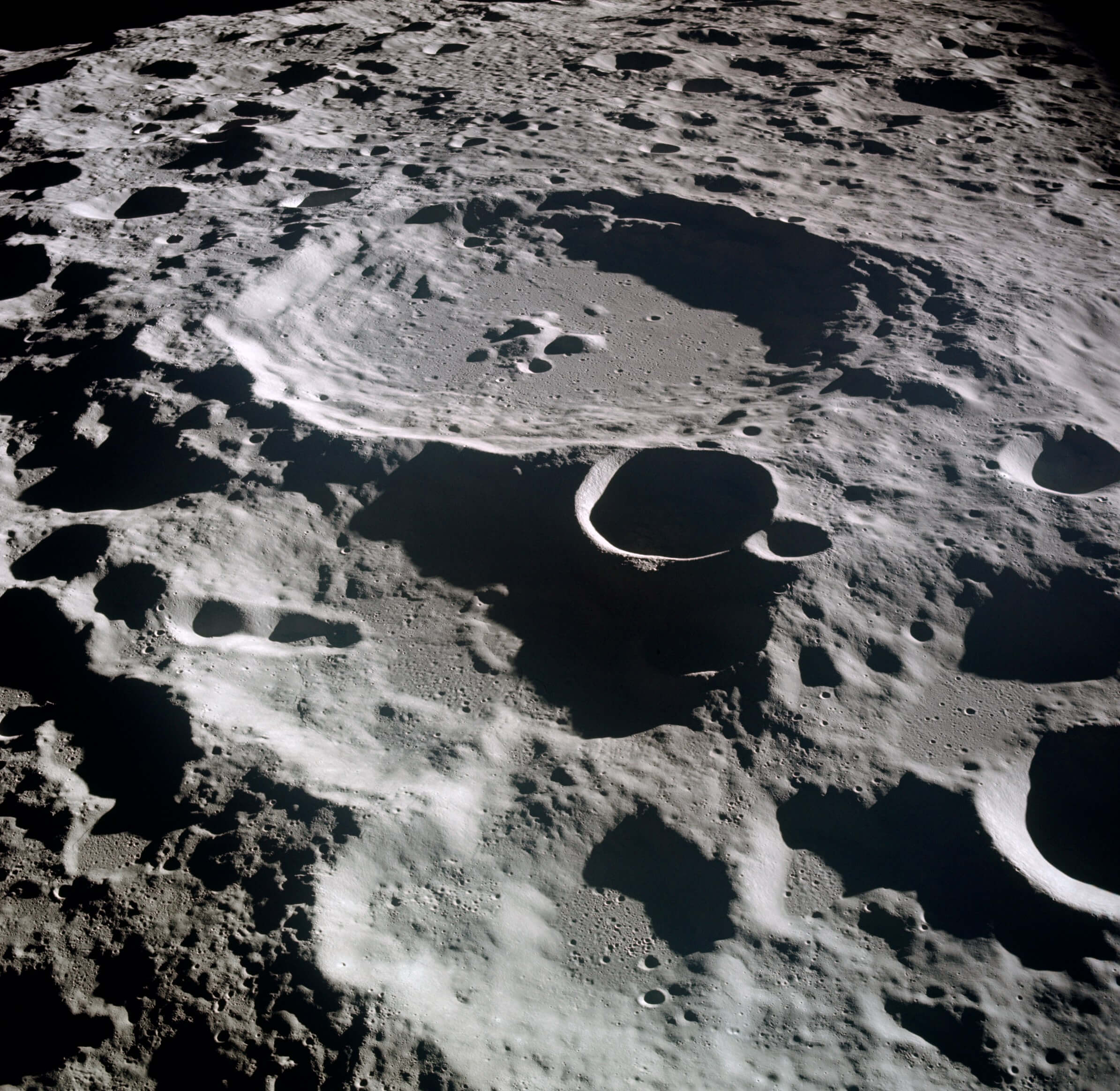 Lunar_crater_Daedalus